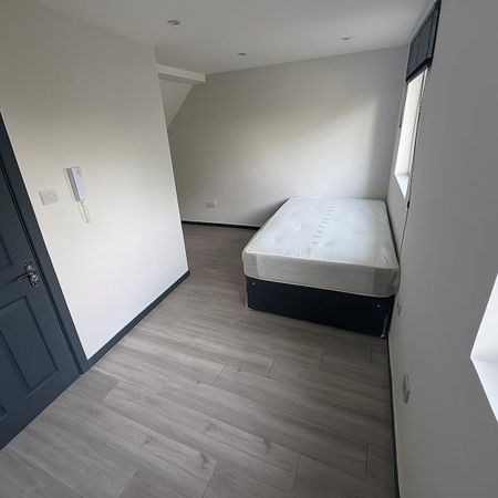 Raymond Crescent , Guildford, GU2 - Photo 2