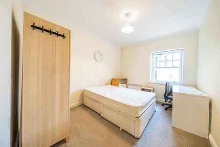 3 bedroom flat to rent - Photo 5