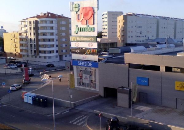 Quarto em frente ao Centro Comercial Glicinias
