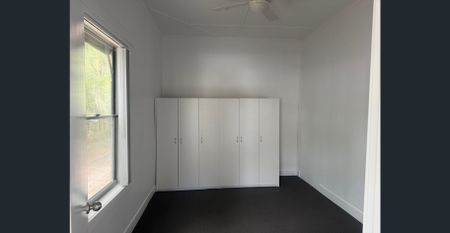 Charming 2-Bedroom Home– Short stroll to Shops & Lake! - Photo 4