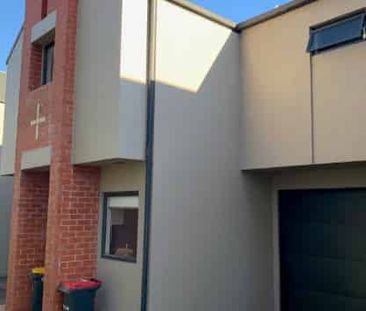 Private Townhouse in Convenient Merivale Location - Photo 1