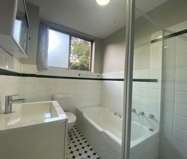 LOCATION, LOCATION, LOCATION! - Photo 4