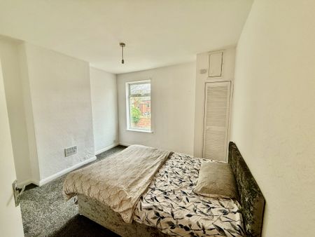 REFURBISHED TWO BEDROOMS LOCATED CLOSE TO THE CITY CENTRE LOW MAINTENANCE ENCLOSED GARDEN CLOSE TO LOCAL AMENITES GAS CENTRAL HEATING UPVC DOUBLE GLAZED NEAUTRALLY DECORATED - Photo 5