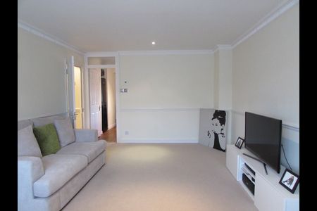 2 Bed Penthouse, Albemarle Road, BR3 - Photo 2