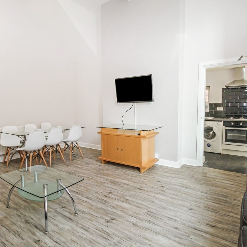 6 bedroom detached apartment to rent - Photo 1