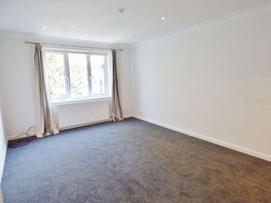 Leatherhead, KT22 - Photo 1