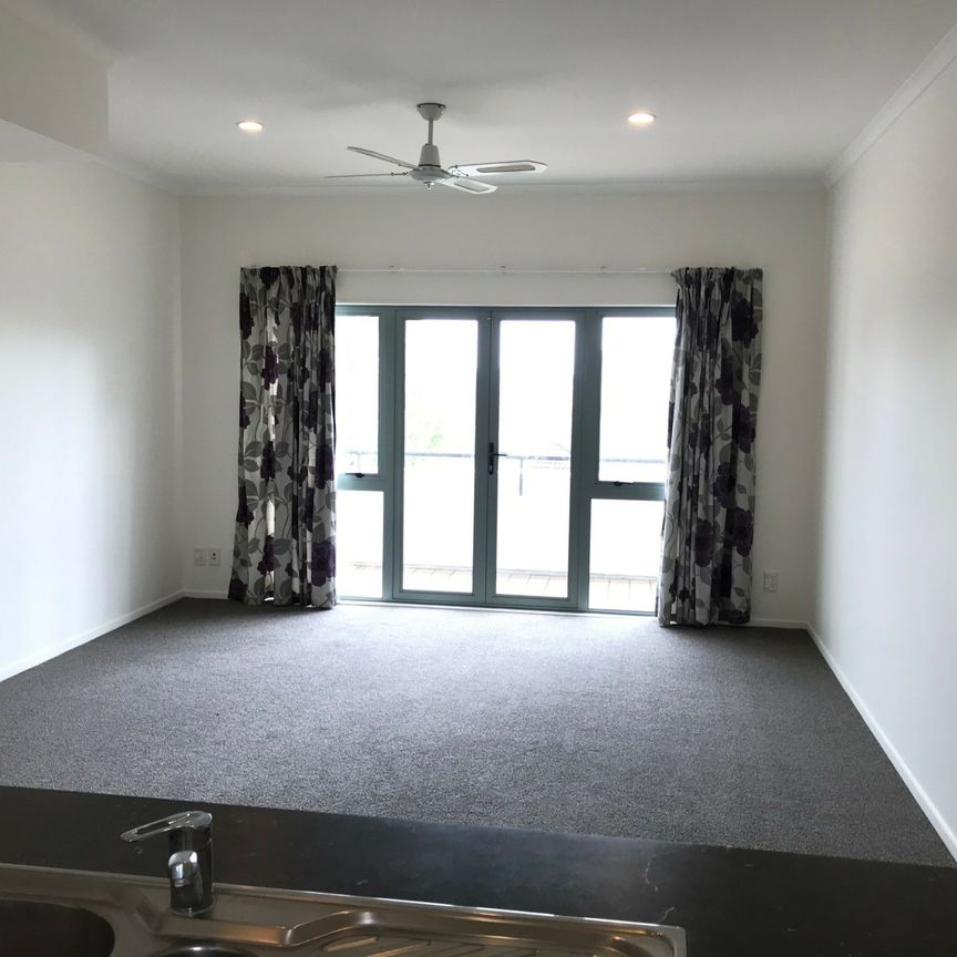 2 Level - 2 Bedroom Apartment - 2 carparks - Photo 1