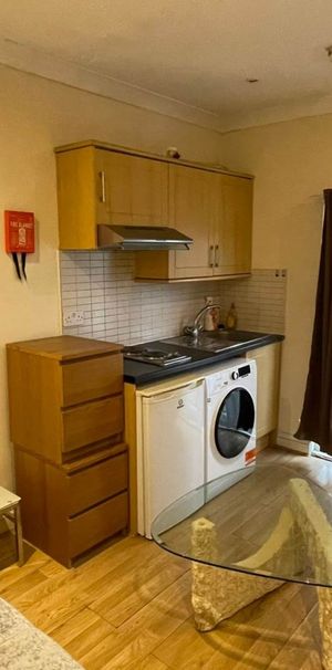 Price £900 pcm - Available 27/11/2025 - Furnished - Photo 2