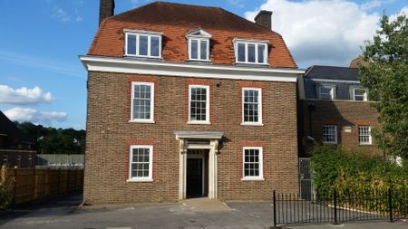 Flat 1, The Old Telephone Exchange, Redhill, 13 Station Road North, RH1 3ED - Photo 2