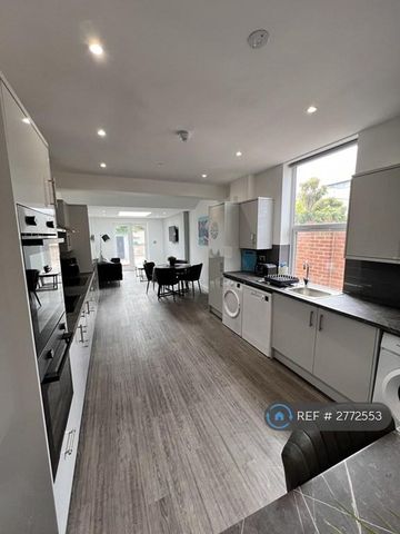 1 bedroom in a house share to rent - Photo 4