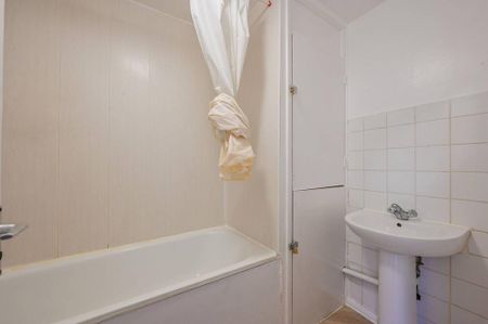 3 bedroom flat to rent - Photo 5