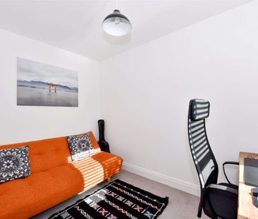 Modern three storey town house in popular area just over a mile fro... - Photo 2