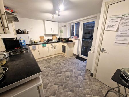 1 bedroom in a house share to rent - Photo 4