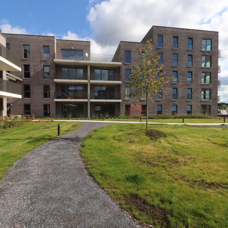 Een energiezuinig nieuwbouwappartement op het gelijkvloers met 2 slaapkamers, terras, autostaanplaats en kelderberging. - Photo 1