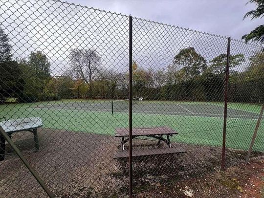 Larchmoor Park, Gerrards Cross Road, Slough, SL2 - Photo 1