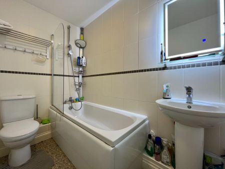 Falconer Road, Fleet, Hampshire, GU51 - Photo 3