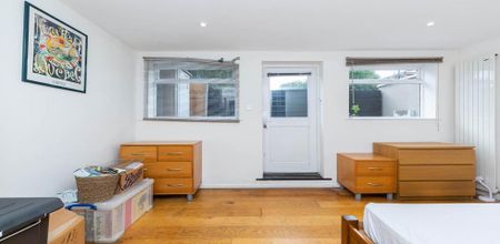 Lovely 1 Bed in the heart of Muswell Hill with an exclusive patio! - Photo 2