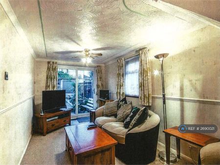 3 bedroom semi-detached house to rent - Photo 5