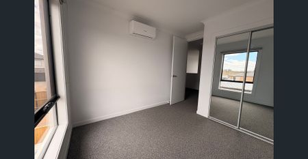 Spacious Modern Living! - Photo 3