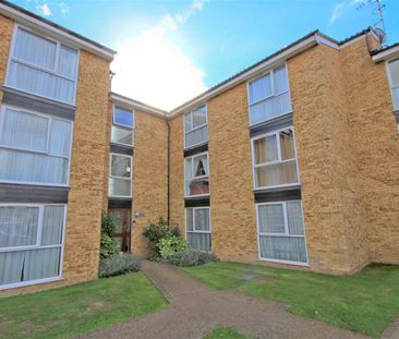 Aylsham Drive, Ickenham, UB10 - Photo 3