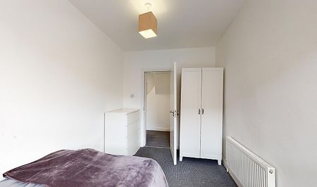 Spacious 5-Bedroom Student House with Modern Amenities - Photo 4