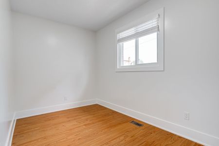 For Lease - 24 Kenora Crescent Unit# Main, Toronto, Ontario - Photo 2