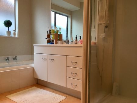 Single Level 3 Bedroom Property - Photo 2