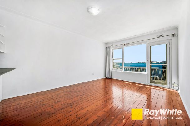 Charming 2 Bedroom Unit! - Photo 1