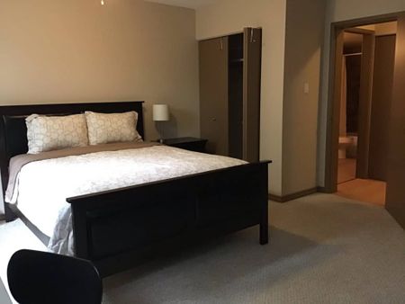 Edmonton Furnished Condo Rental in Downtown - Affordable Suite in Desirable Glenora - Photo 4