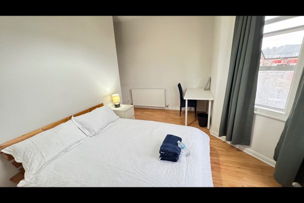 4 Bed Flat, Chamberlayne Road, NW10 - Photo 1