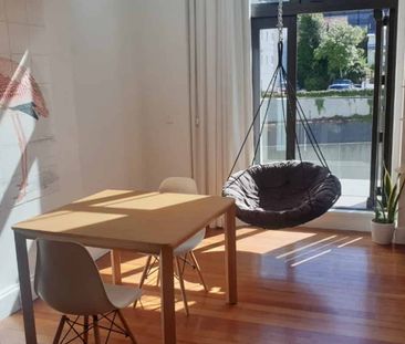 Cool and contemporary 2 bedroom apartment and carpark - Photo 4