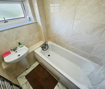 4 bedroom semi-detached house to rent - Photo 5