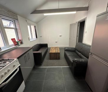 5 bedroom flat to rent - Photo 2