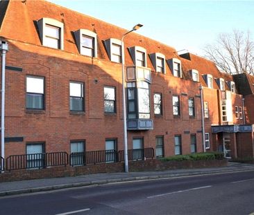 Raised ground floor apartment in the centre of town with allocated ... - Photo 6