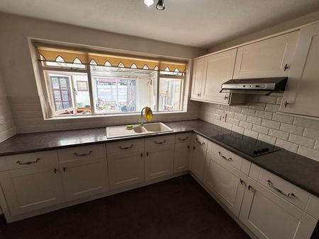3 Bed Terraced House, Montpelier Gardens, E6 - Photo 5