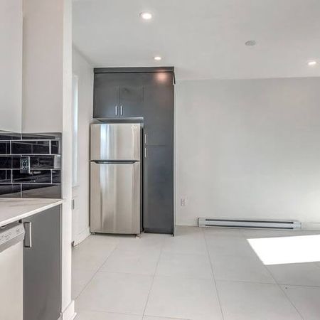 5830 Côte Saint Luc Road - Beautiful 2-Bedroom Apartment for Rent - Photo 3