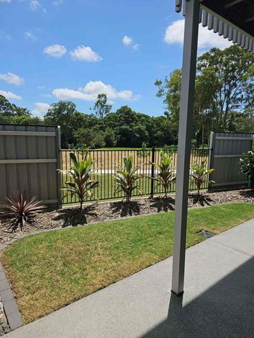 AVAIL 15/12/2025 - 3 BED 2BATH TOWNHOUSE - FULLY DUCTED AIR & A LAWNED BACKYARD OVERLOOKING PARK - Photo 2