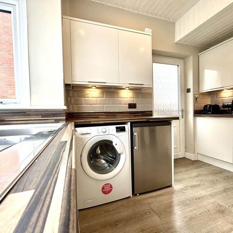 3 bedroom semi-detached house to rent - Photo 1