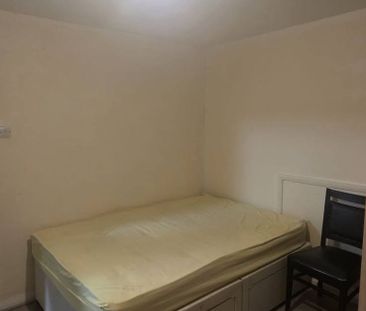 Self contained studio flat for couples only- Loft converted- 850 pc... - Photo 4