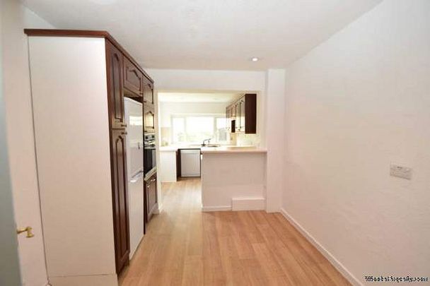 3 bedroom property to rent in Cobham - Photo 1