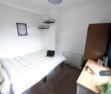 4 bedroom semi-detached house to rent - Photo 6