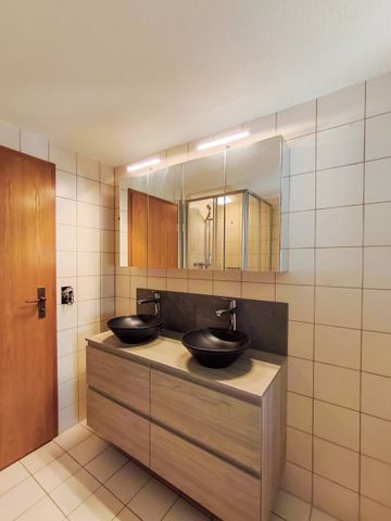 Grosszügige teilsanierte 3,5 Zi-Dachwohnung zu vermieten - Photo 4