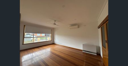 Freshly painted 3 bedroom home - Photo 2