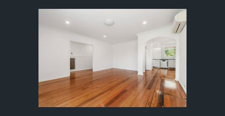 Spacious 5-Bed Family Home with Pool Maintenance Included - Photo 3