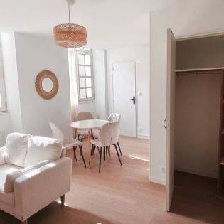 Location T1 bis rénové – Centre historique de Nant - Photo 1