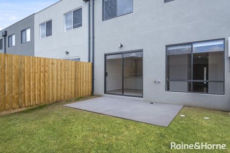 11 Rayer Walk, Tarneit, VIC 3029 - Photo 3