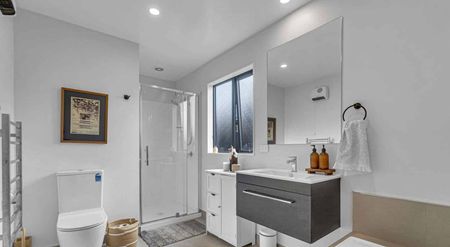 Near New 2 bedroom house - Photo 2