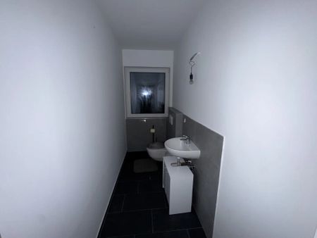 GROßZÜGIGE 4-ZIMMER DACHGESCHOSSWOHNUNG MIT BALKON! AB SOFORT VERFÜGBAR! - Foto 5