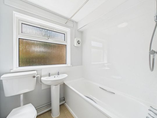 2 bedroom ground floor flat to rent - Photo 1