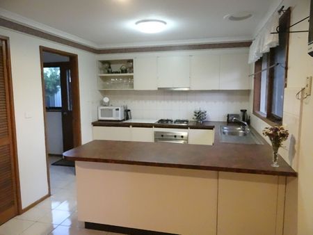 LARGE WELL PRESENTED FAMILY HOME IN LOVELY NEIGHBOURHOOD!! - Photo 5